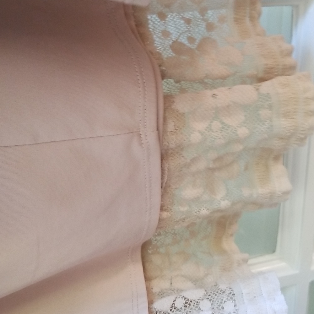 Tan lace skirt - Picture 3 of 4